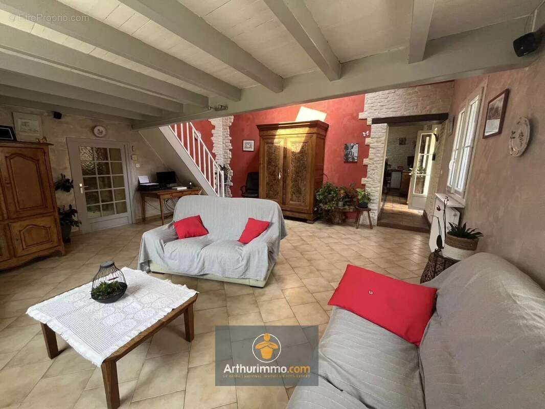 Maison à SAINT-CYR-DU-DORET