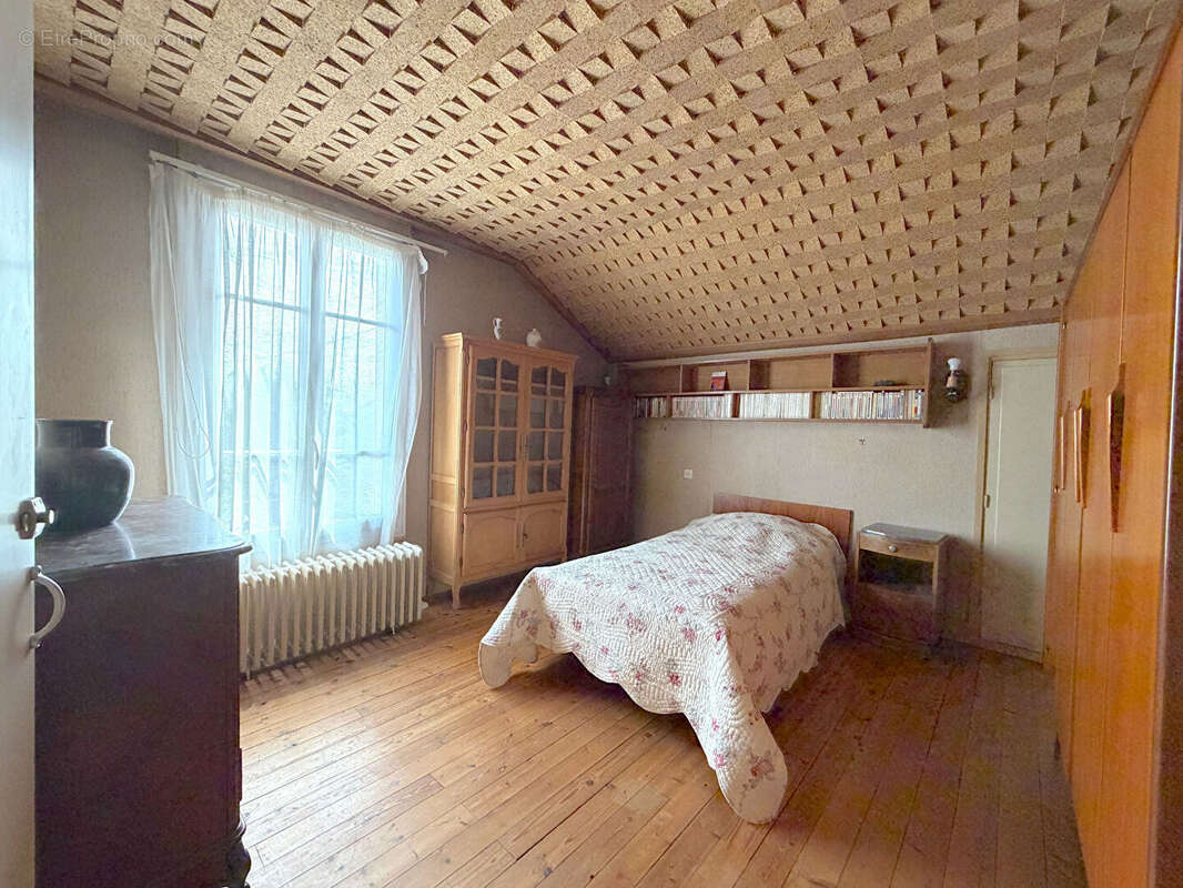 Argenteuil Maison de 4-5 pièces + dépendance sur 316m2 de terrain clos. - photo 8