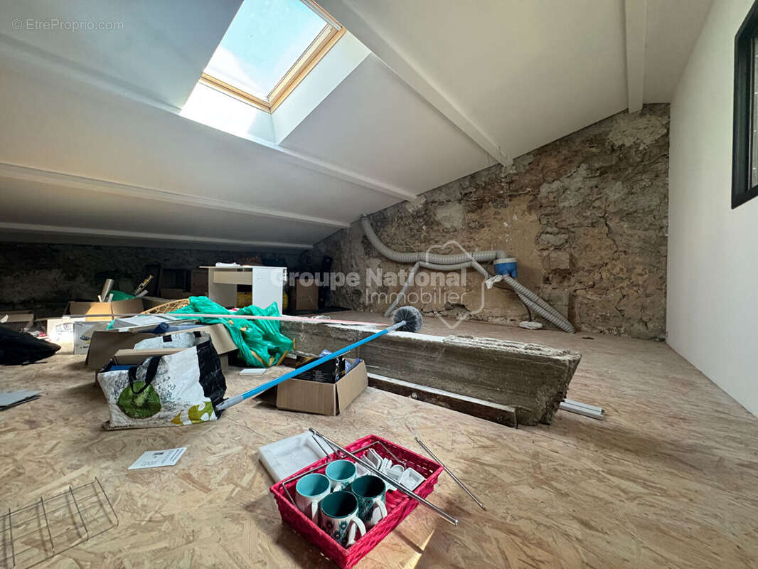 Maison de ville   découpée en 2 logements avec garage et cave - photo 10