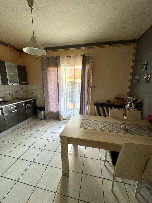 Appartement à LE CHAMBON-FEUGEROLLES