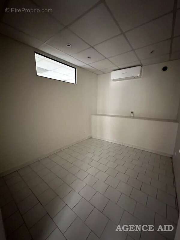 Commerce à CUGES-LES-PINS