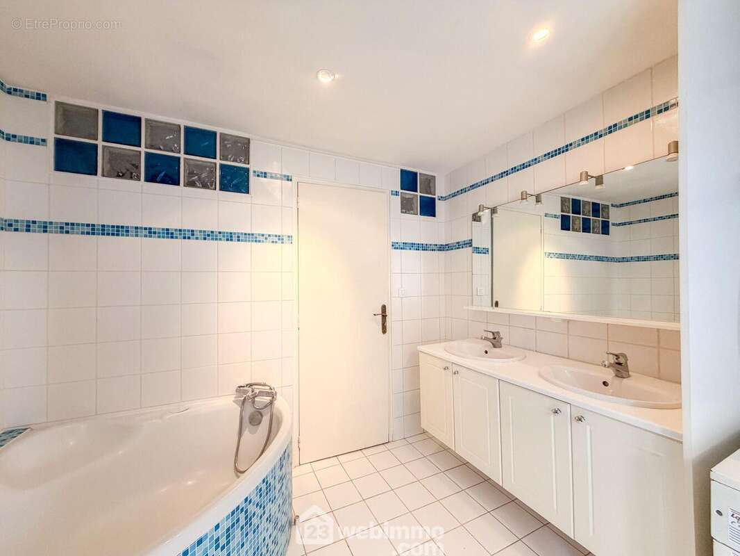 Salle de douche et bain - Maison à VERDUN