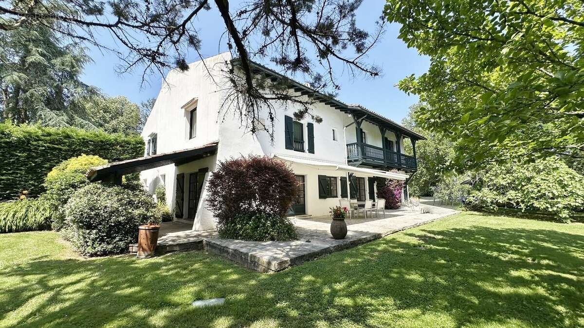 Propriete d' exception sur 3 hectares de 450 m2 habitables - photo 5