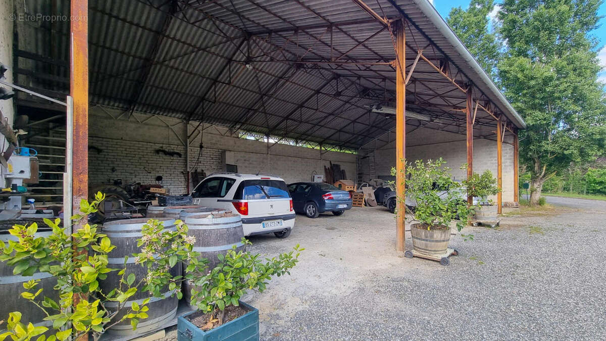 HANGAR - Maison à SAINT-JULIEN-DE-BRIOLA