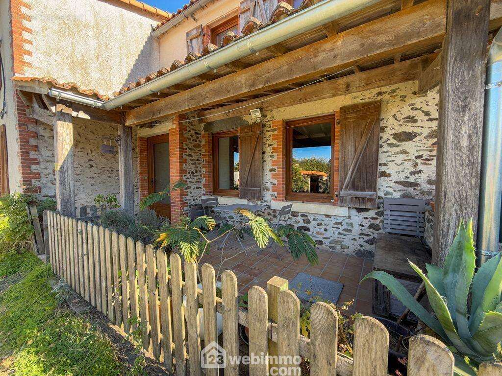 Cette maison de village en pierre de 160 m² propose : - Maison à POUZAUGES