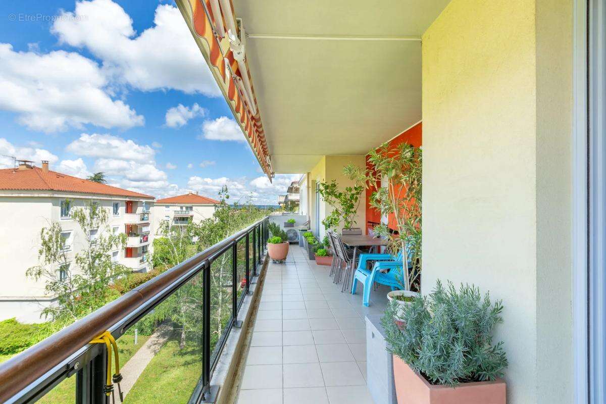 Appartement à MEYZIEU