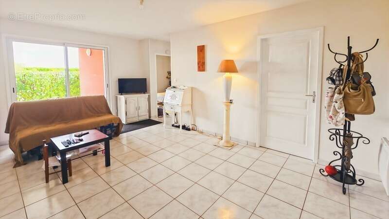 Appartement à vendre 3 pièces SAINT JEAN D'ANGELY (17) au rez-de-chaussée, 1 place de parking + accès piscine - photo 9