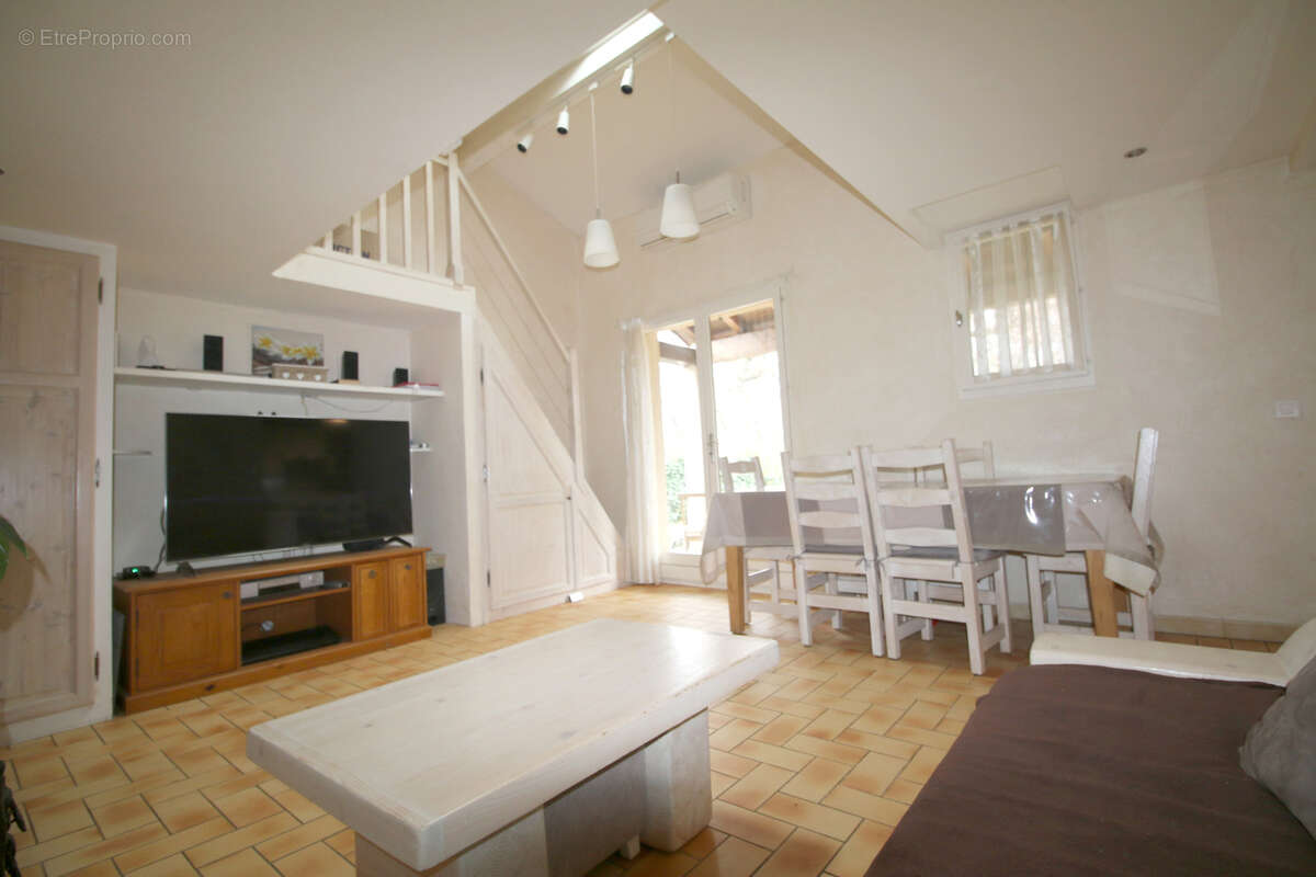 Maison à TOURRETTES