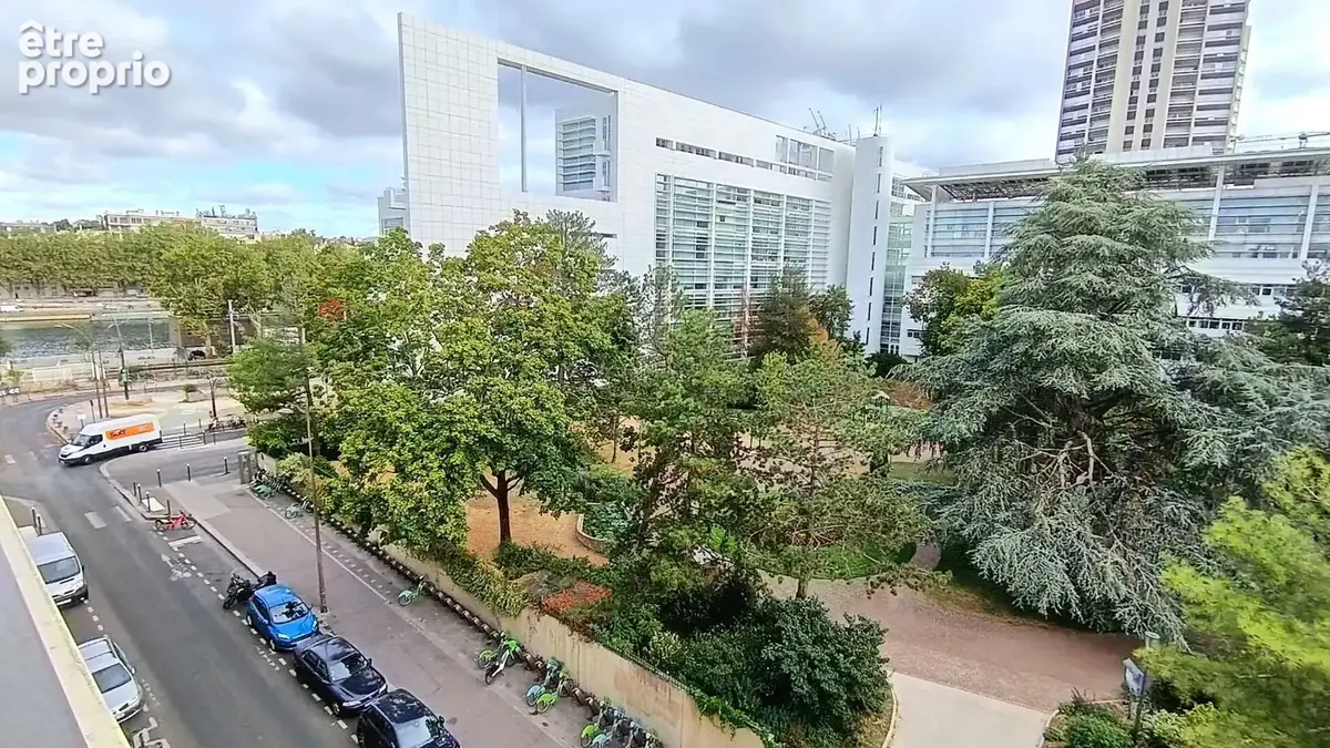 PARIS XVème, bords de Seine superbe 3 pièces de 77 m2 avec balcon, 2 grandes caves et parking en sous-sol. - photo 2