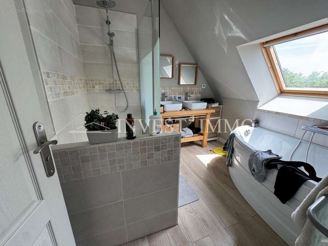 Maison ancienne en pierre de 200 m2 – Volumes généreux et rénovation soignée - photo 13