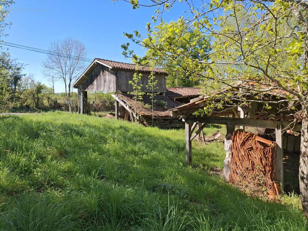 Grande maison familiale à rénover, grange, dépendances et plus de 2 hectares de terrain - photo 19