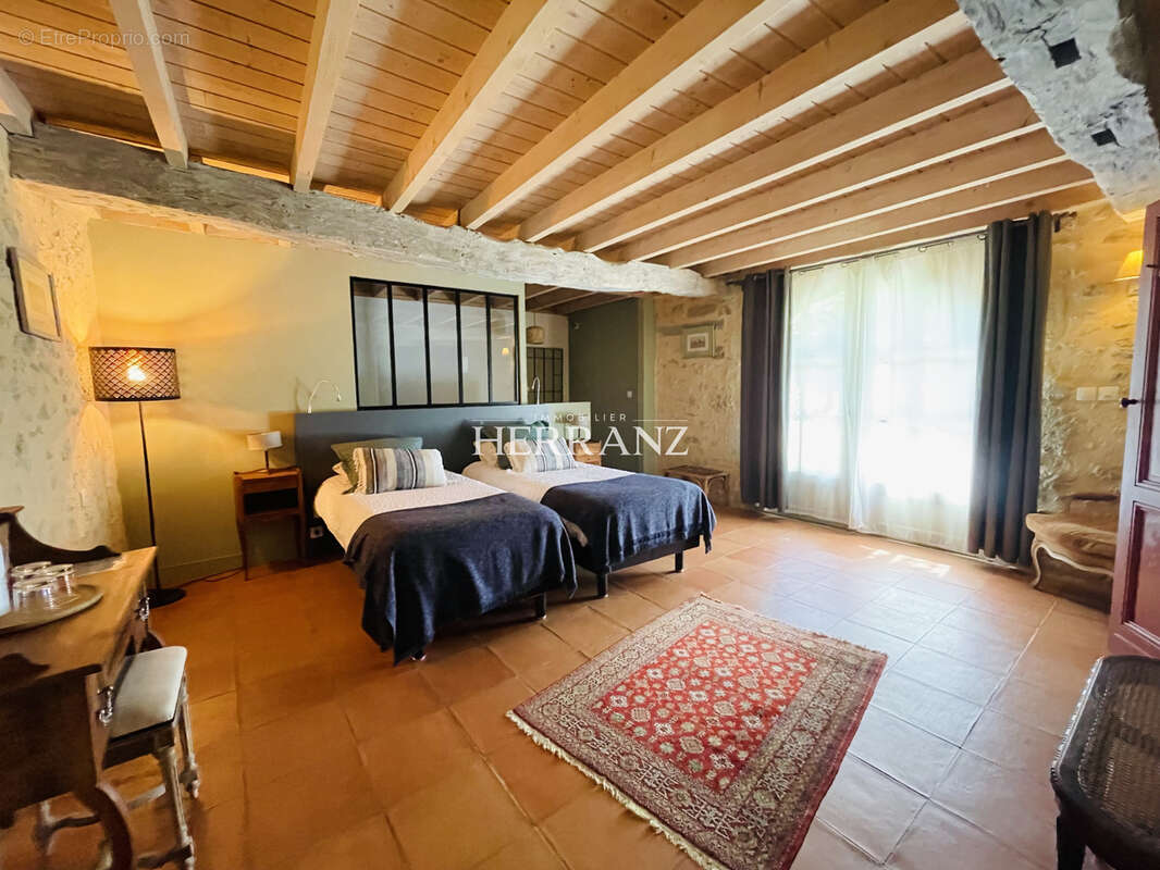 Maison de caractère 450 m2   Chambres d’hôtes / gîte - photo 9