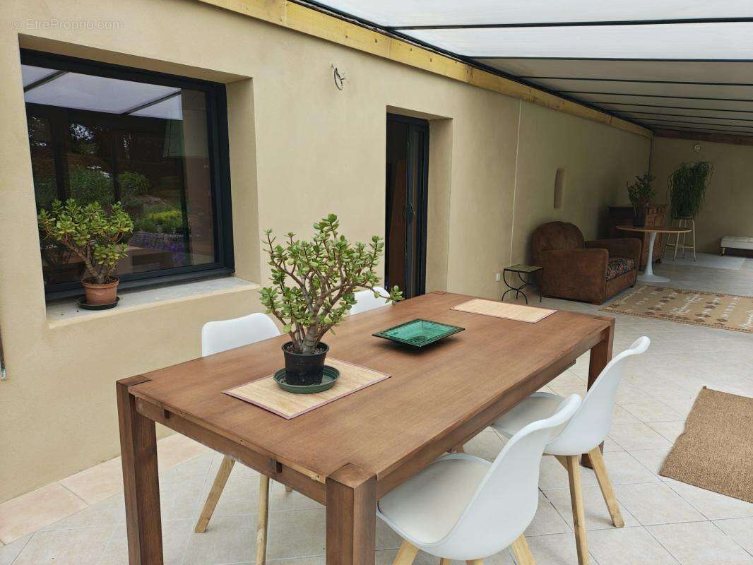 Propriété en pierre 208 m² dont 45 m² de véranda + grange 180 m² – Accessible PMR – 7000 m² – 20 min de Vannes! - photo 6