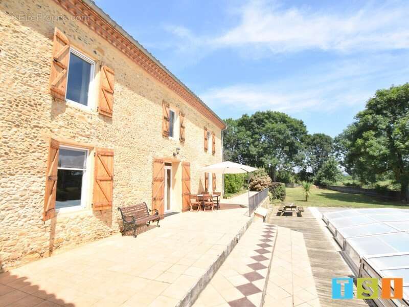 Ancienne ferme rénovée avec gîte, piscine et vue panoramique sur la campagne - photo 2