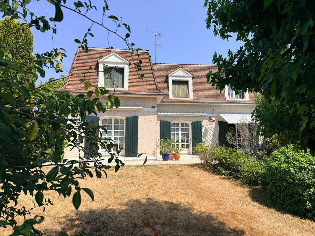 VARENNES VAUZELLES, "Les Bourdons" beau pavillon de 152 m² à moderniser sur 1316 m² de terrain - photo 1
