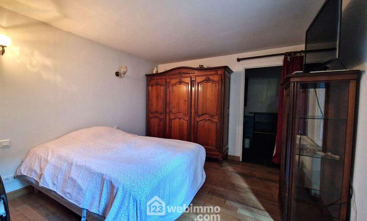 D'une surface de 12 m², elle communique avec... - Maison à SISSONNE