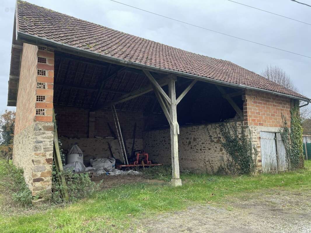 Terrain à SAINT-YRIEIX-LA-PERCHE