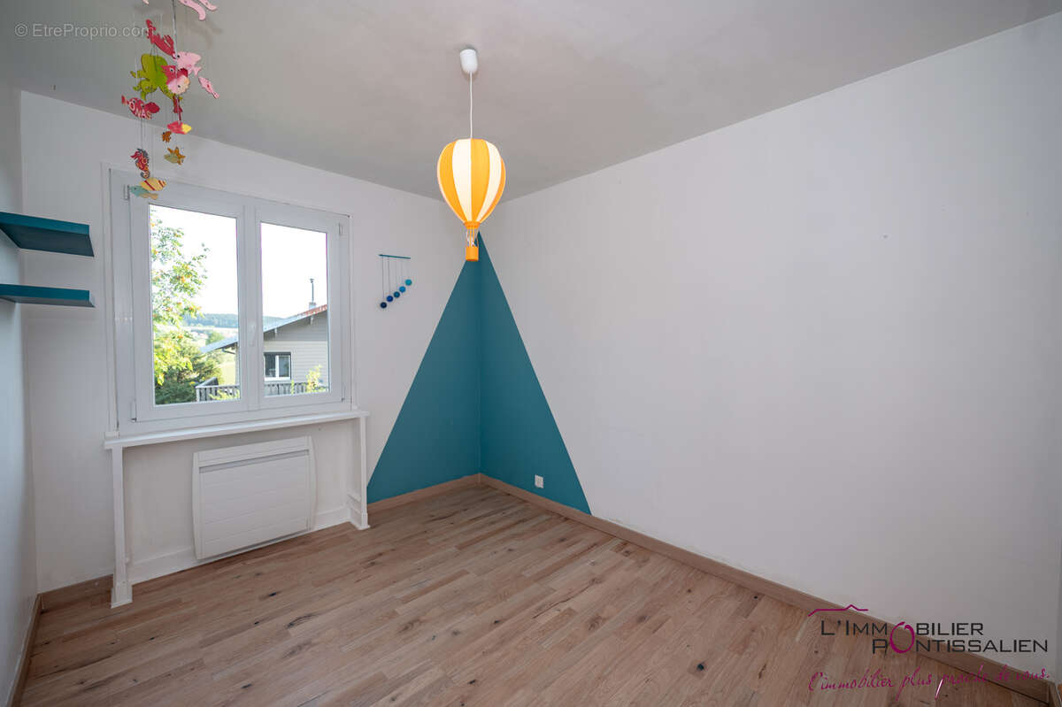Maison LONGEVILLES-MONT-D' OR SUR 953 M2 de terrain arboré. - photo 6