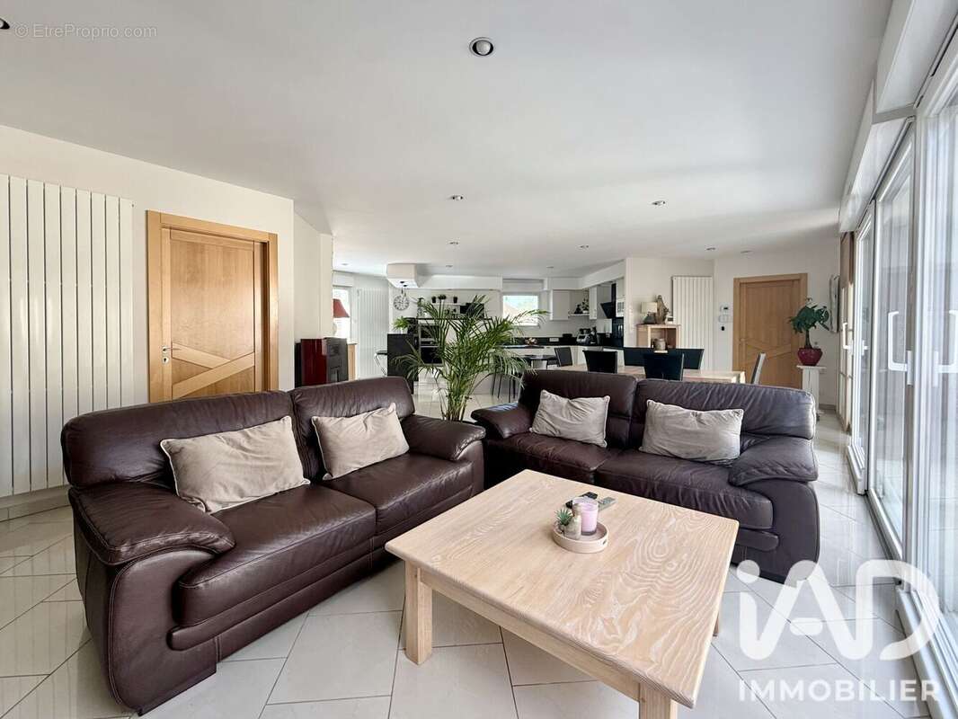 Maison 208 m² à Epinal  - photo 2