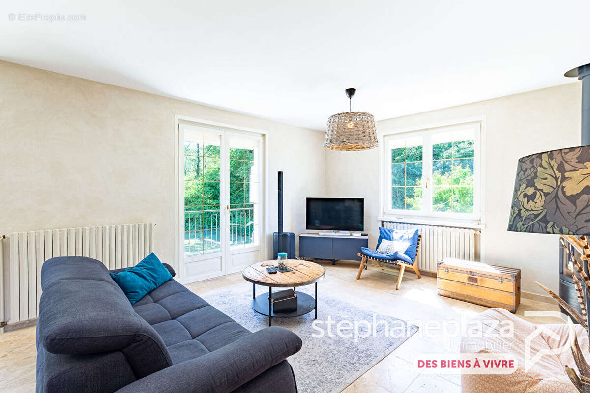 Propriété composée d'une maison entièrement rénovée de 133m² habitables sur 3164m² de terrain, avec piscine ! - photo 2