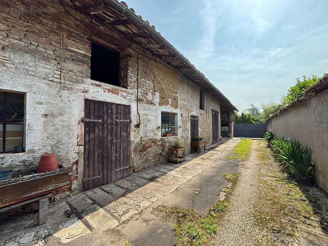 Appartement à BAGE-LE-CHATEL