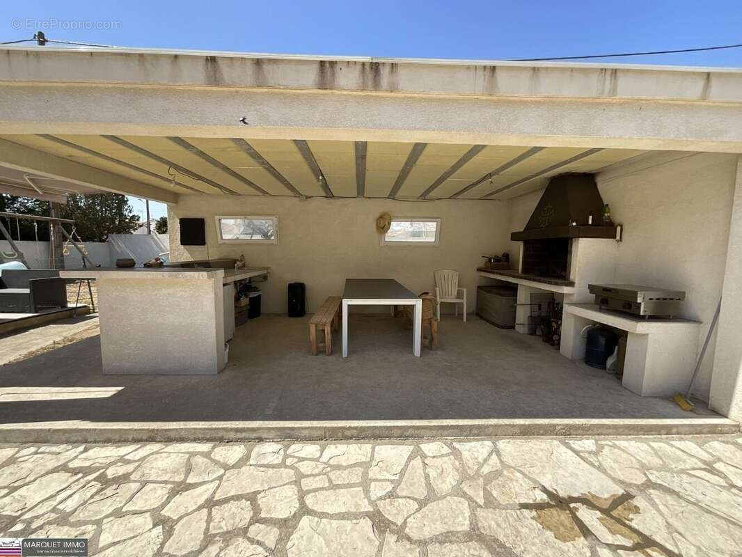 Beau potententiel !!! Pour cette lumineuse villa T4 offrant 92 m² + véranda de 37 m² + apt T2 de 50 m²  4 faces sur 1 069 m² ave - photo 9