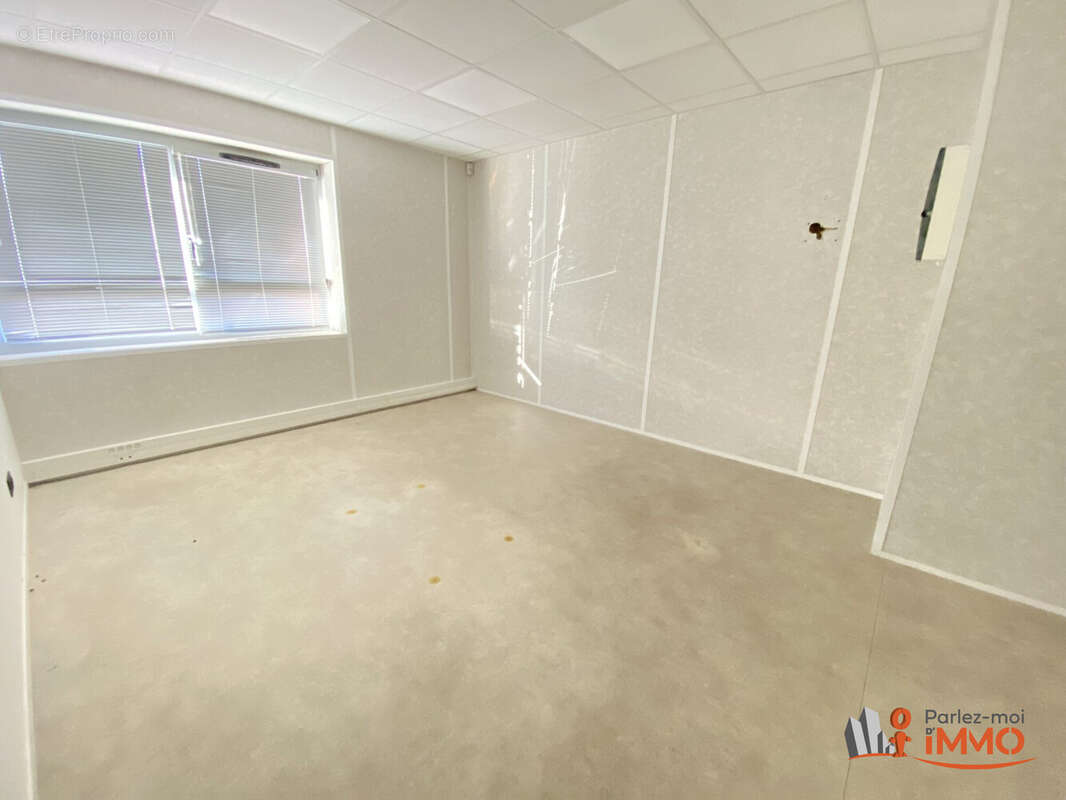 Commerce à VAULX-MILIEU