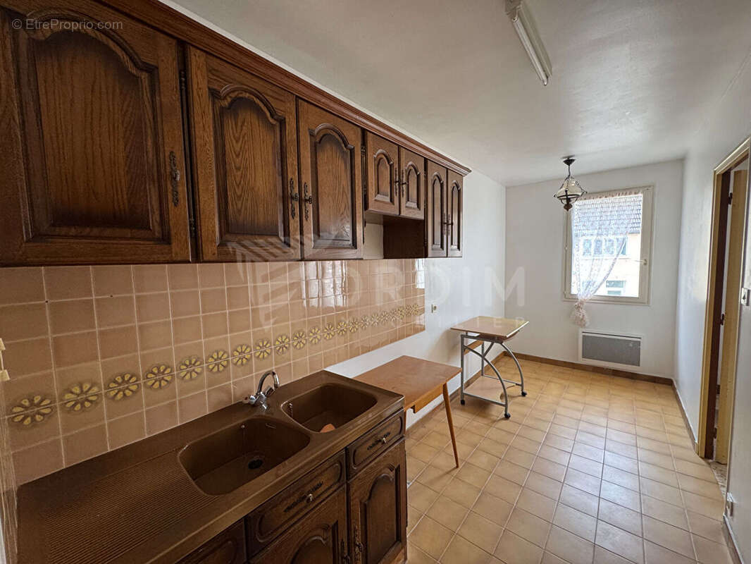 COSNE CENTRE APPARTEMENT T1 avec balcon, garage et cave. - photo 2
