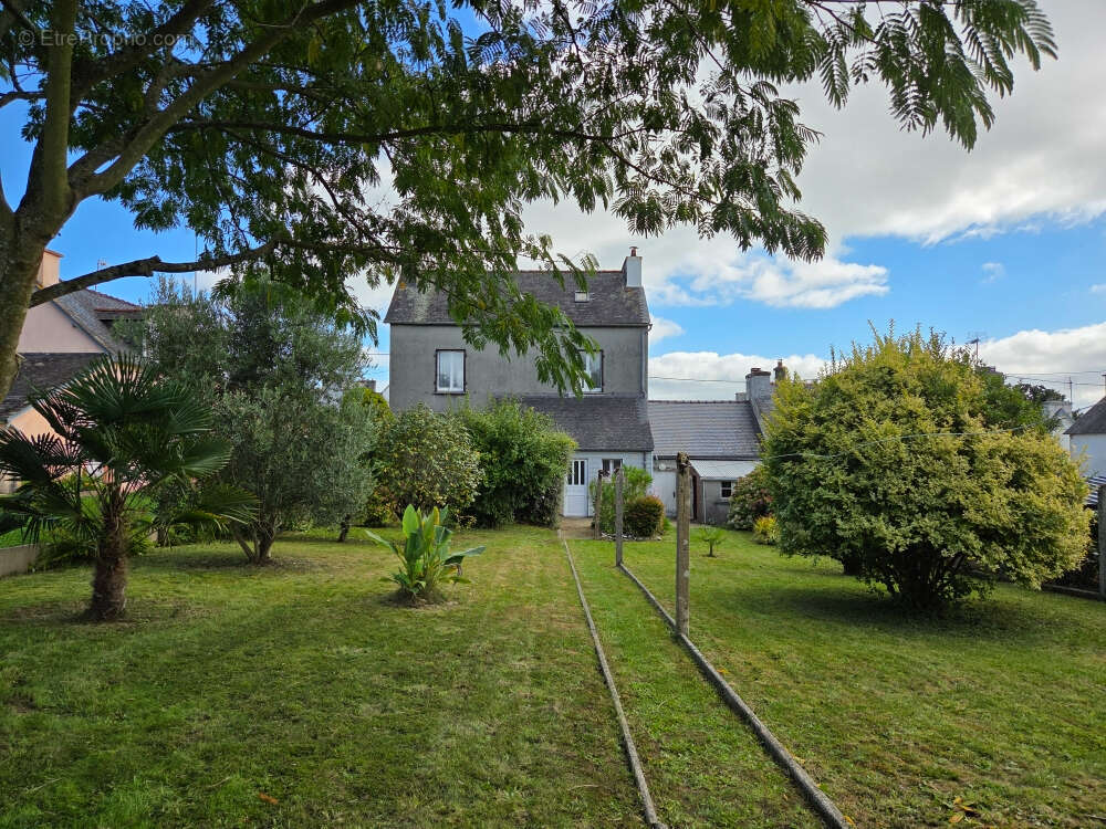 Maison à CHATEAUNEUF-DU-FAOU