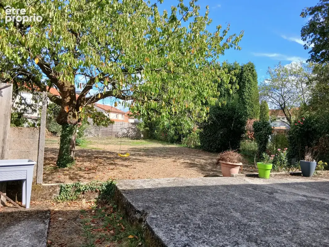 Maison de ville de 97 m2 au centre de  Roumazieres-Loubert 5 pièce(s) et terrain - photo 2