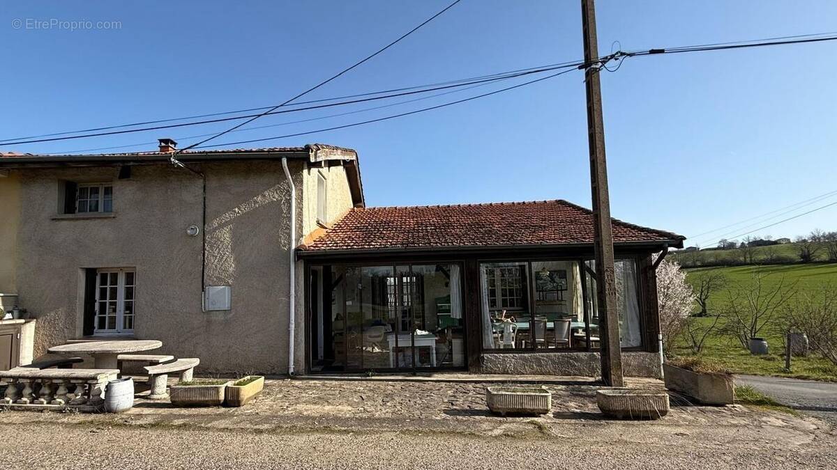 Maison à CHAZELLES-SUR-LYON