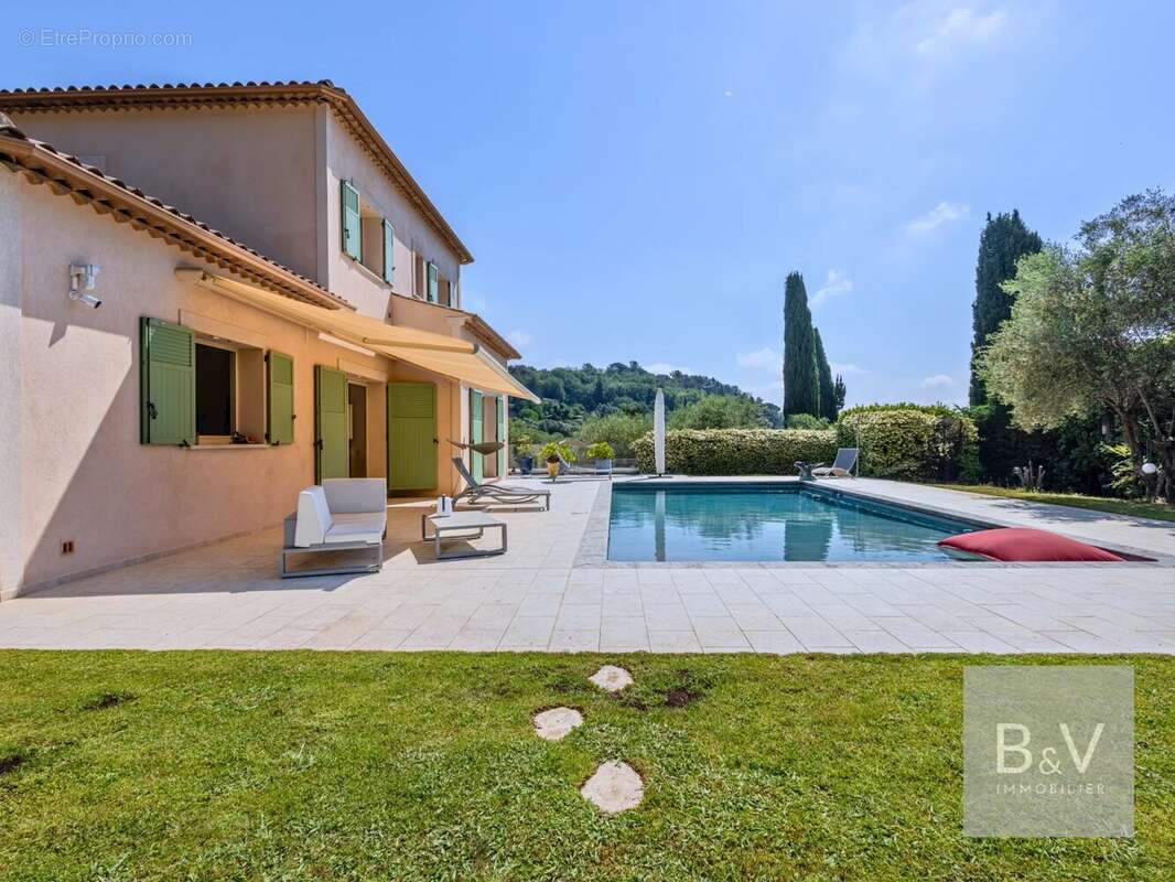 Maison à CHATEAUNEUF-GRASSE