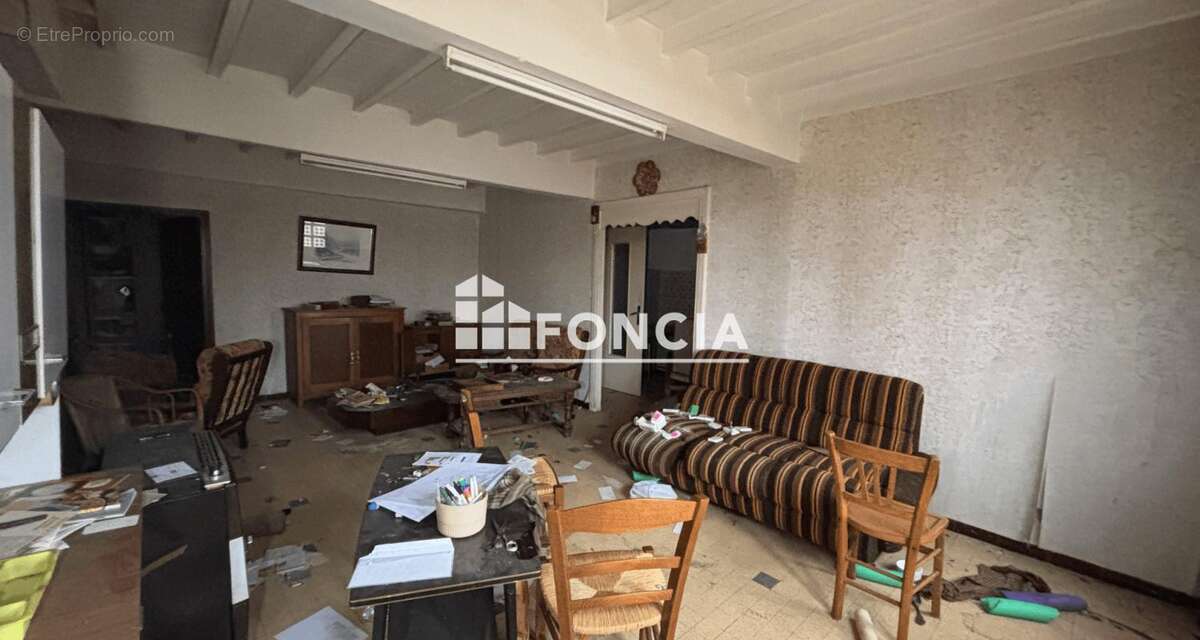 Ancien corps de ferme avec fort potentiel sur 2 300 m² en plein centre de Besayes - photo 6
