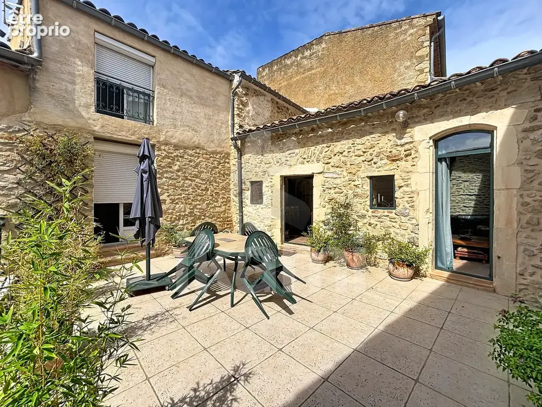 Cœur de village   maison de charme avec terrasse, cour et cave voûtée - 2 parkings - photo 2