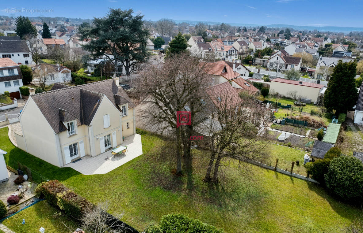 Maison à SAINTE-GENEVIEVE-DES-BOIS