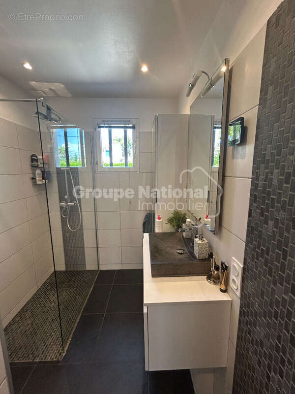 Maison de plain-pied 3 chambres + annexe sur parcelle arborée de 876 m² avec piscine et garage - Carpentras - photo 14