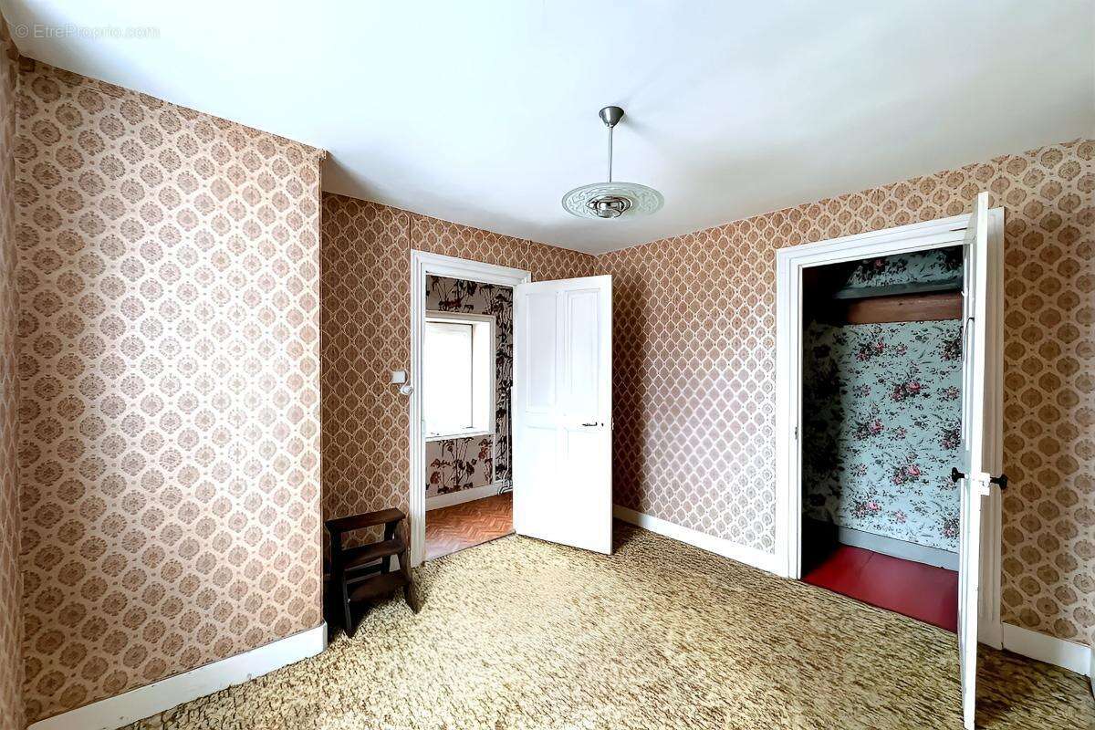 Maison à COURS-LA-VILLE