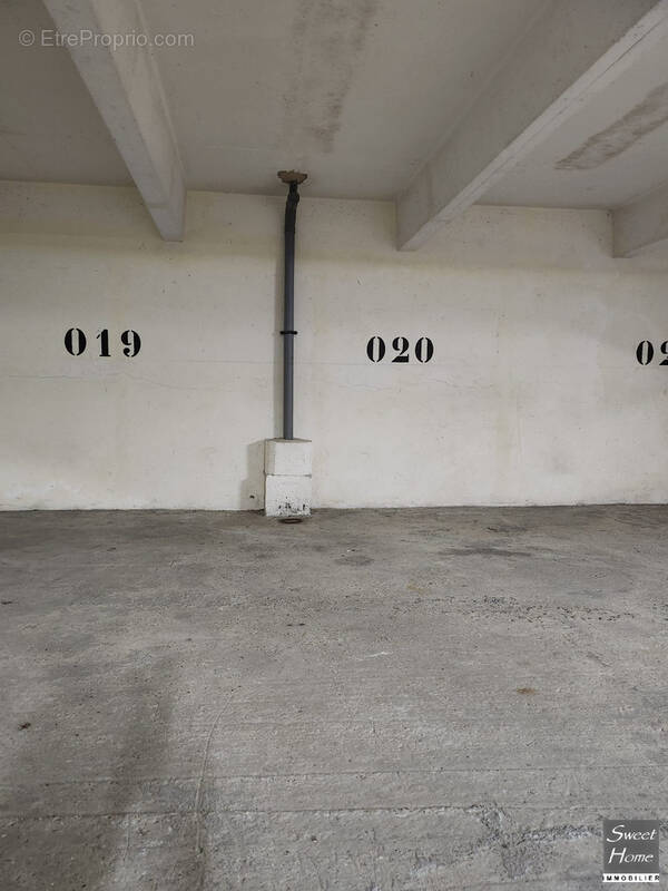 Parking à MAGNY-LES-HAMEAUX