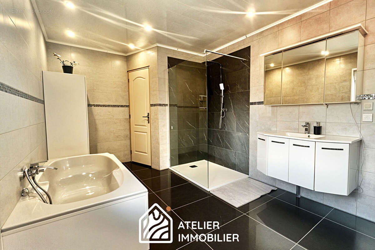 À VENDRE - MAISON - 8 pièces - 153m2 - photo 11