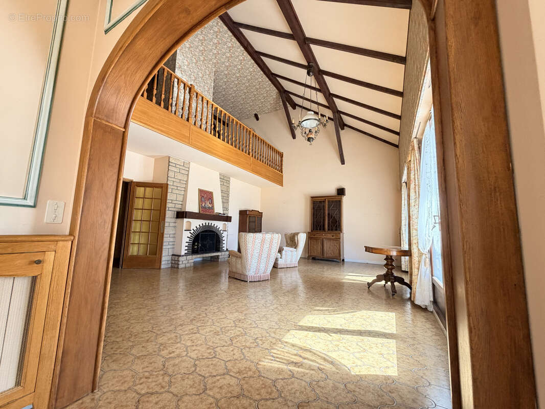 Divonne-les-Bains Centre Ville - Maison de 424 m2 sur un terrain de 3443 m2 - photo 5