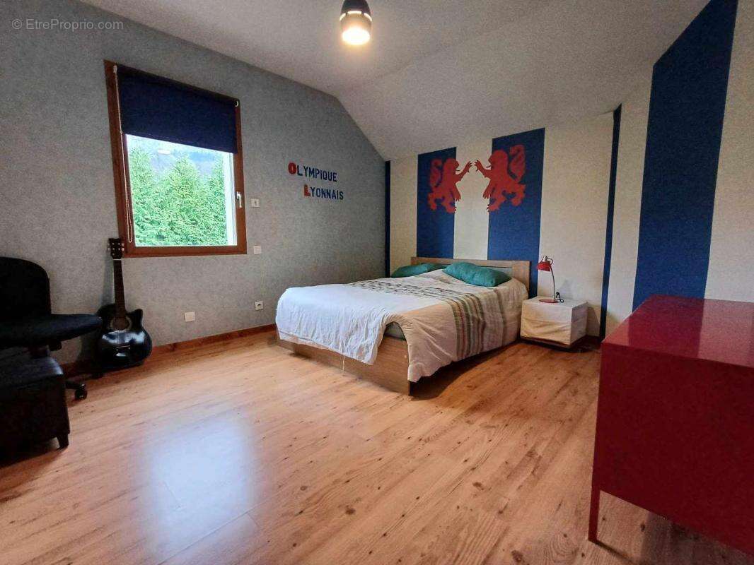 Maison à ENTRE-DEUX-GUIERS