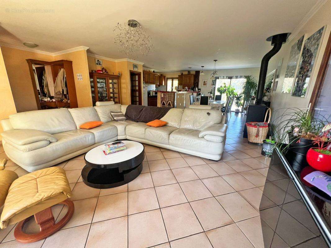 Maison à EGLISE-NEUVE-DE-VERGT