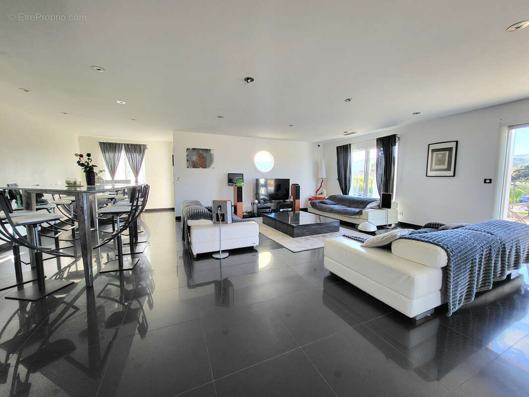 Appartement à VIC-LA-GARDIOLE