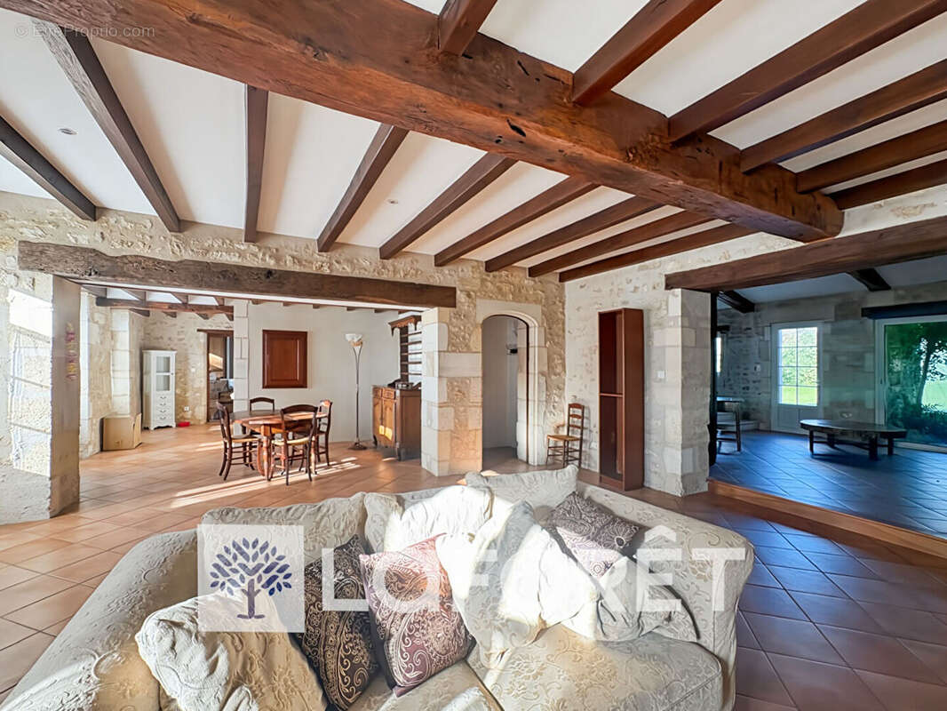 Maison à SAINT-GENIS-DE-SAINTONGE