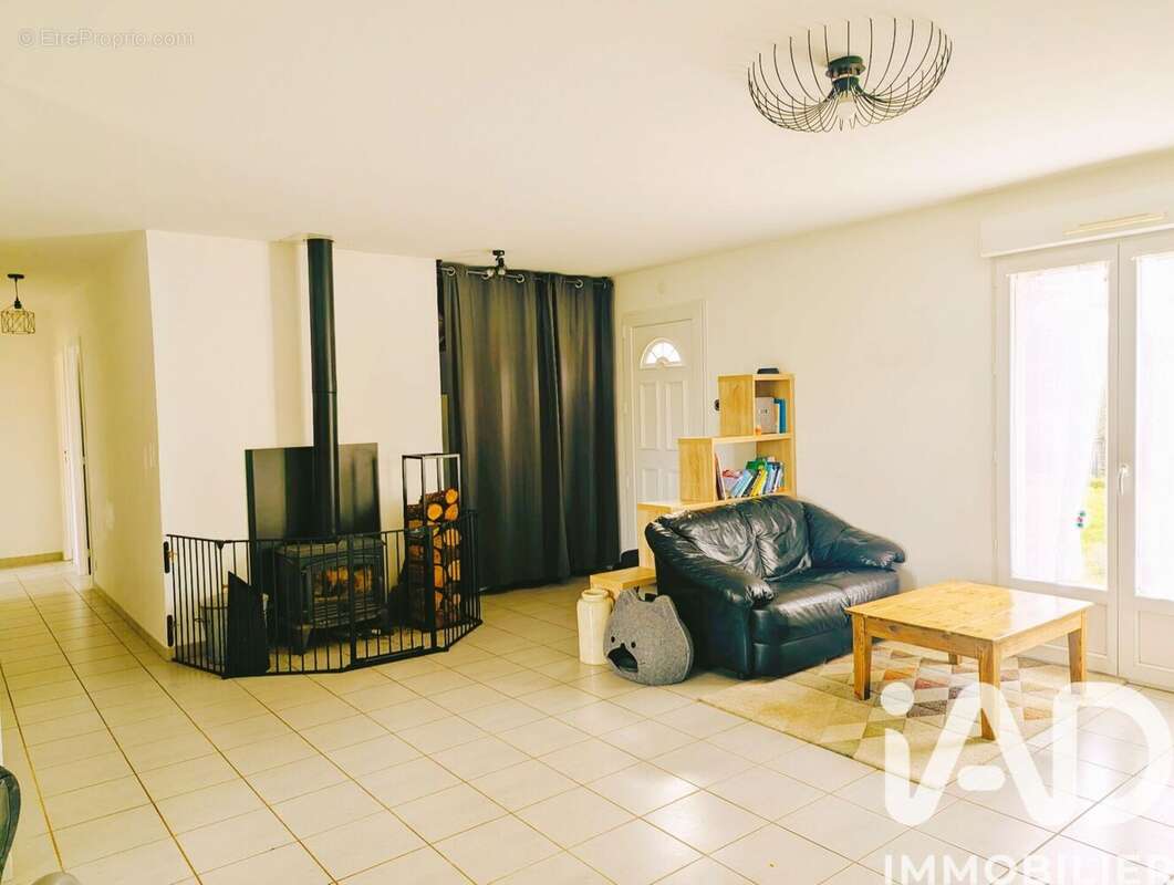 Photo 3 - Maison à LA JONCHERE-SAINT-MAURICE