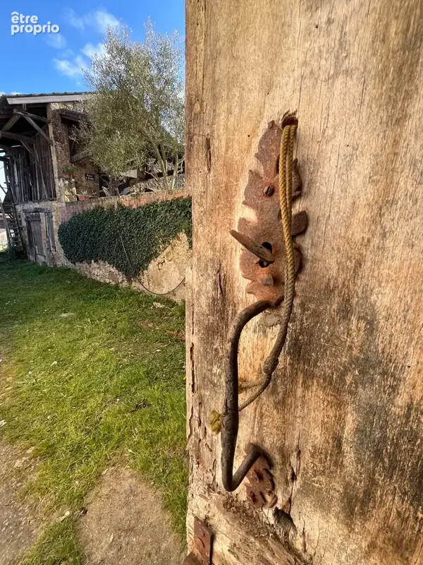 BEAUMARCHES MAISON de 1720 en pierres, 3 chambres, dans son jus, avec grange  et jardin 680m2, école et commerces de proximité,  - photo 2