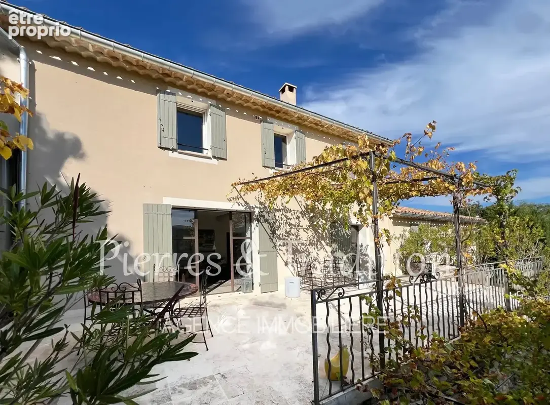 Propriété rénovée au coeur du Luberon avec piscine, cabanons et vignes - photo 11