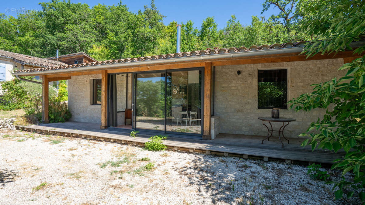 Propriété de caractère en pierre avec vue dominante, piscine et dépendance - photo 22