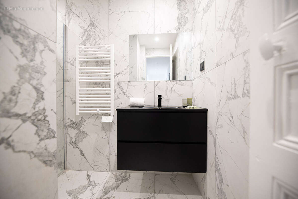 A vendre en exclusivite - immeuble secteur cathedrale - photo 14