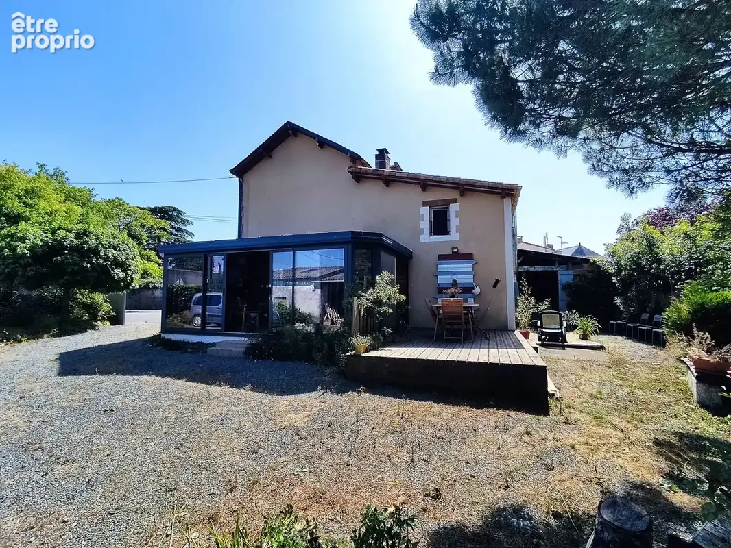 Maison vue de côté - Maison à CHAVAGNES-LES-REDOUX